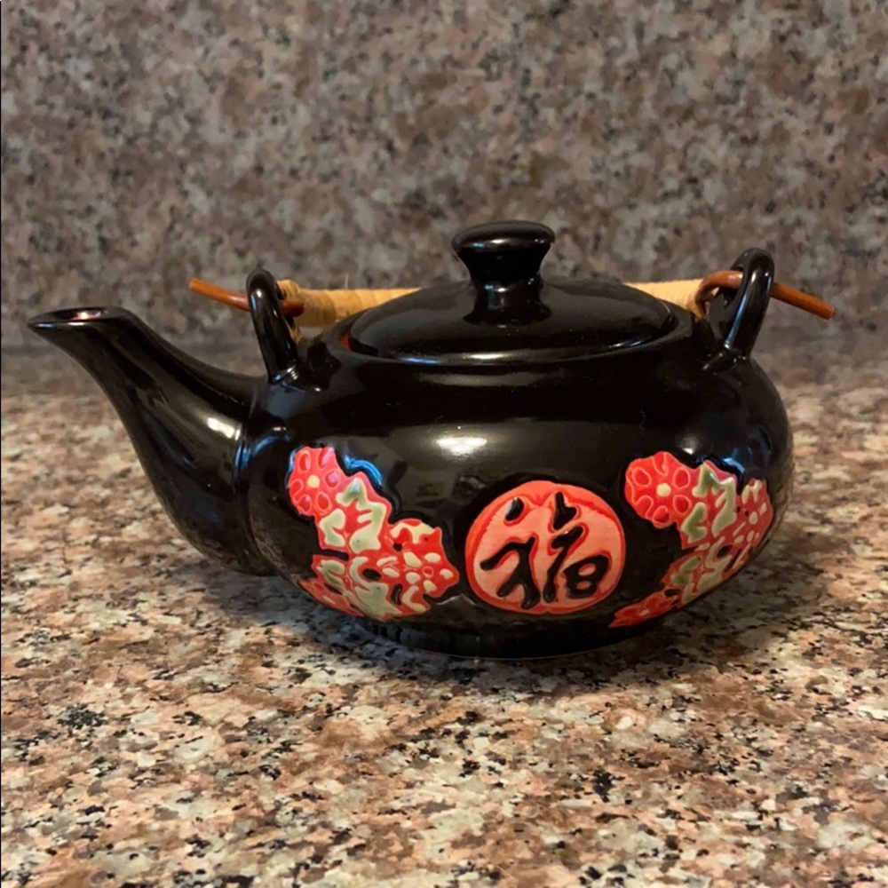 Japanese tea pot with sake cups set